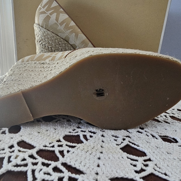 Michael kors size 9 wedges beige - Picture 4 of 5